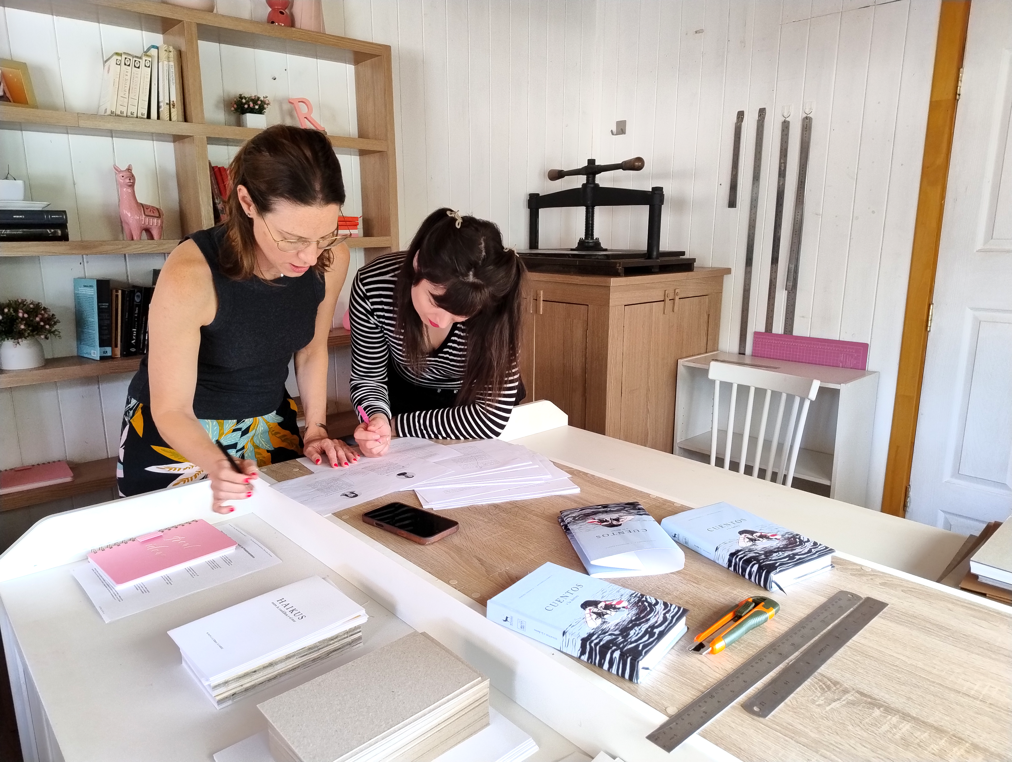 Romina Guerra y Antonella Nanni firmando ejemplares de Cuentos a la deriva en el taller